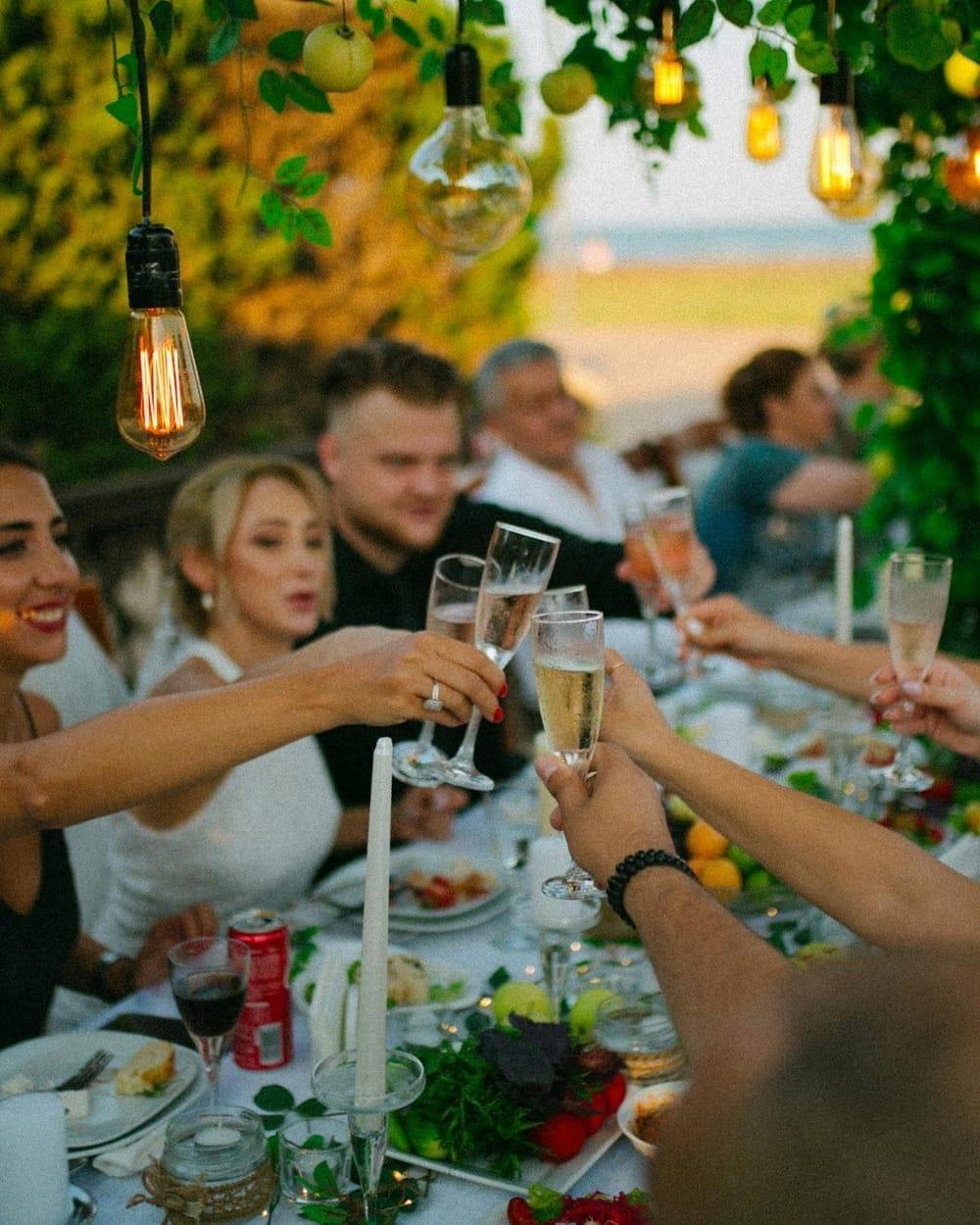 Brindis grupal en celebración privada al aire libre en Punta Cana